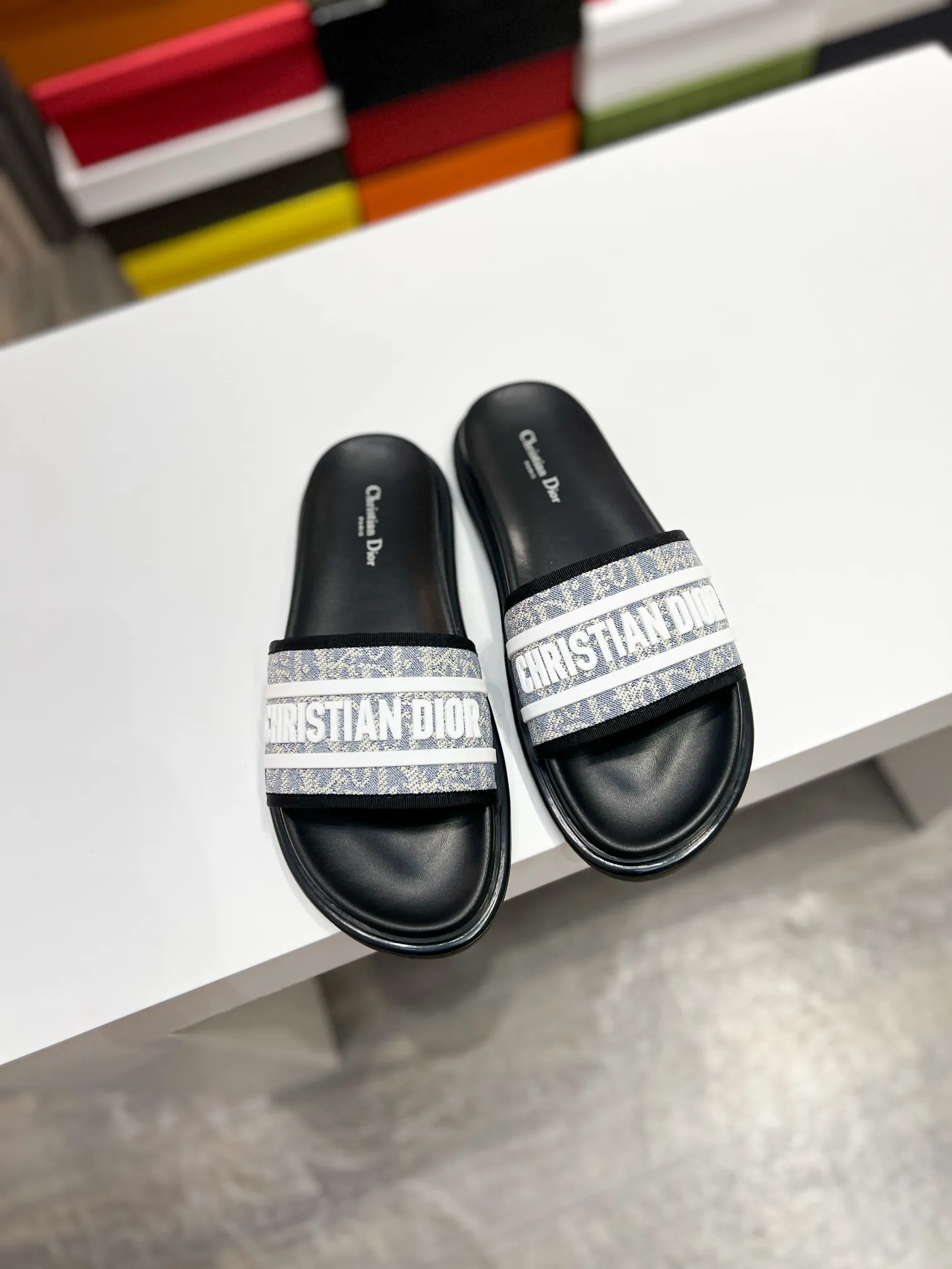 Men's men's shoes💰320【DIOR】🐝🐝Top version. 2024ss Dior’s latest men’s slippers are a must-have. Dior Alias ​​Men's Genuine Leather Slippers This summer new Alias ​​sandal embodies a casual and elegant style. Carefully crafted from grained cow leather and Oblique printed fabric, with cowhide lining! Cross-strap design with metal-clad brass CD Diamond logo. The imported cowhide leather and rubber sole adds sophistication and comfort, while Oblique print-effect anti-slip panels add style. Size39-44 (customized at 38.45)